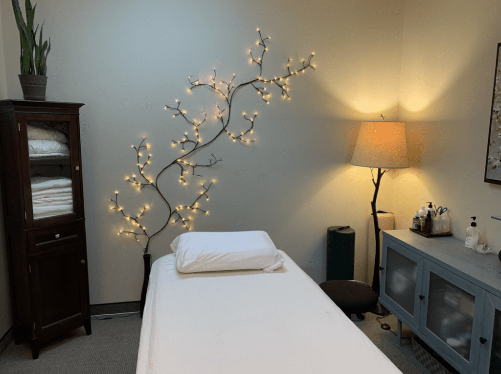 A bed room with a white sheet and a lamp